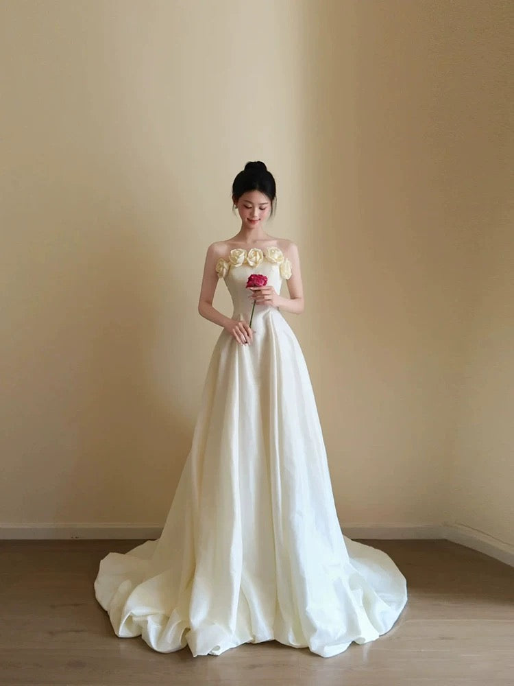 Robes de mariée de style français A ligne sans bretelles avec fleurs robe de mariée de jardin d'été N4168