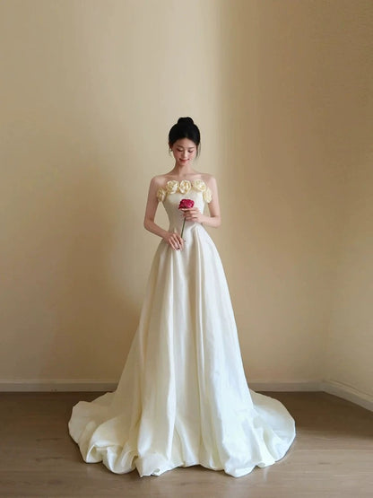 Robes de mariée de style français A ligne sans bretelles avec fleurs robe de mariée de jardin d'été N4168
