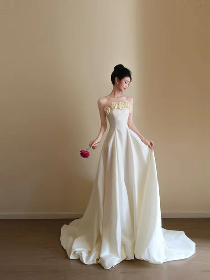 Robes de mariée de style français A ligne sans bretelles avec fleurs robe de mariée de jardin d'été N4168