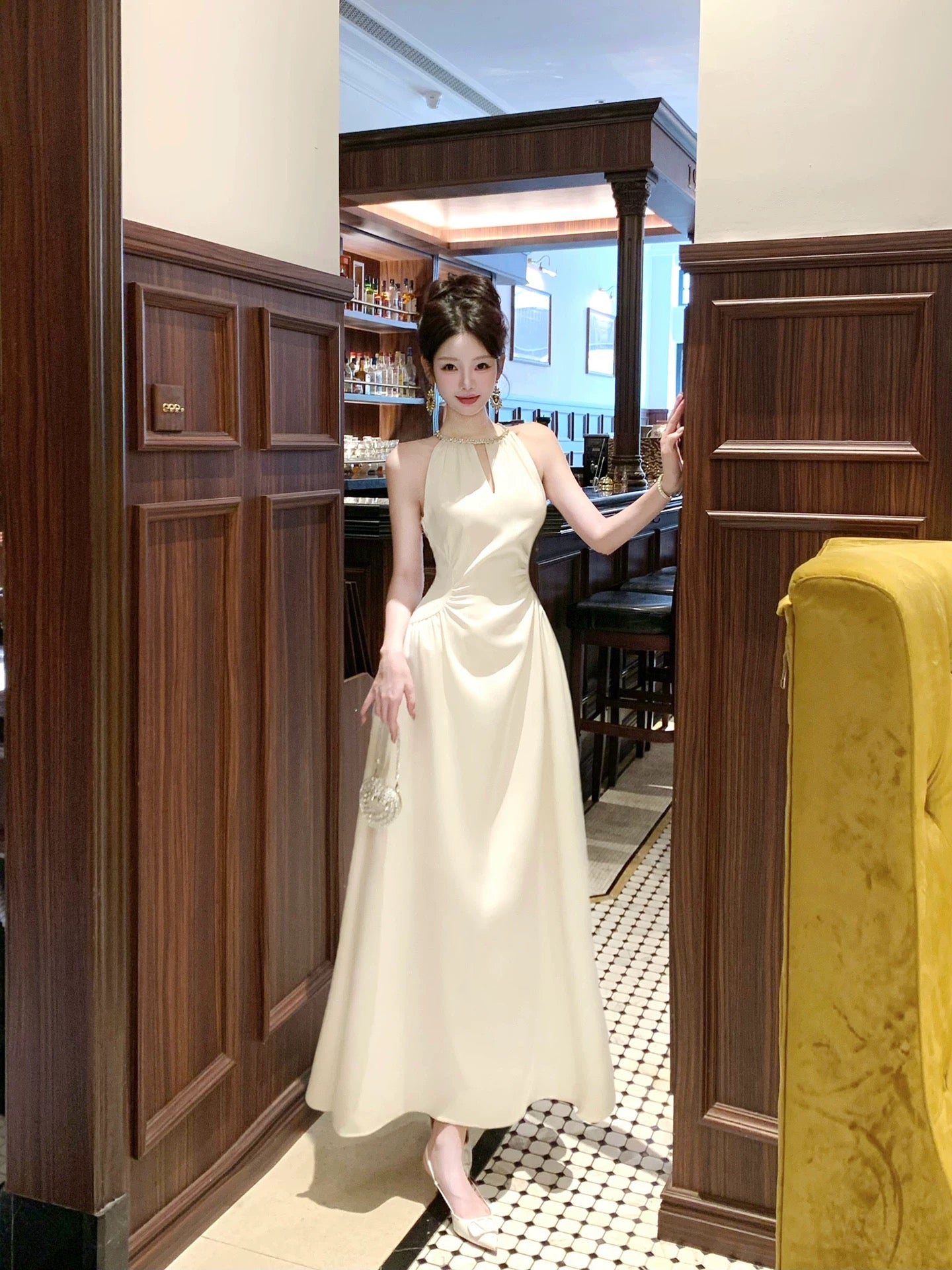 Klassisches A-Linien-Kleid mit Rundhalsausschnitt aus elfenbeinfarbenem Chiffon, inspiriert von langen Hochzeitsgäste-Kleidern N2049