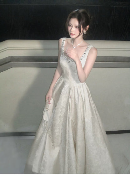 Einfaches A-Linien-Kleid mit eckigem Ausschnitt aus elfenbeinfarbenem Satin, inspiriert von langen Hochzeitsgastkleidern N2053