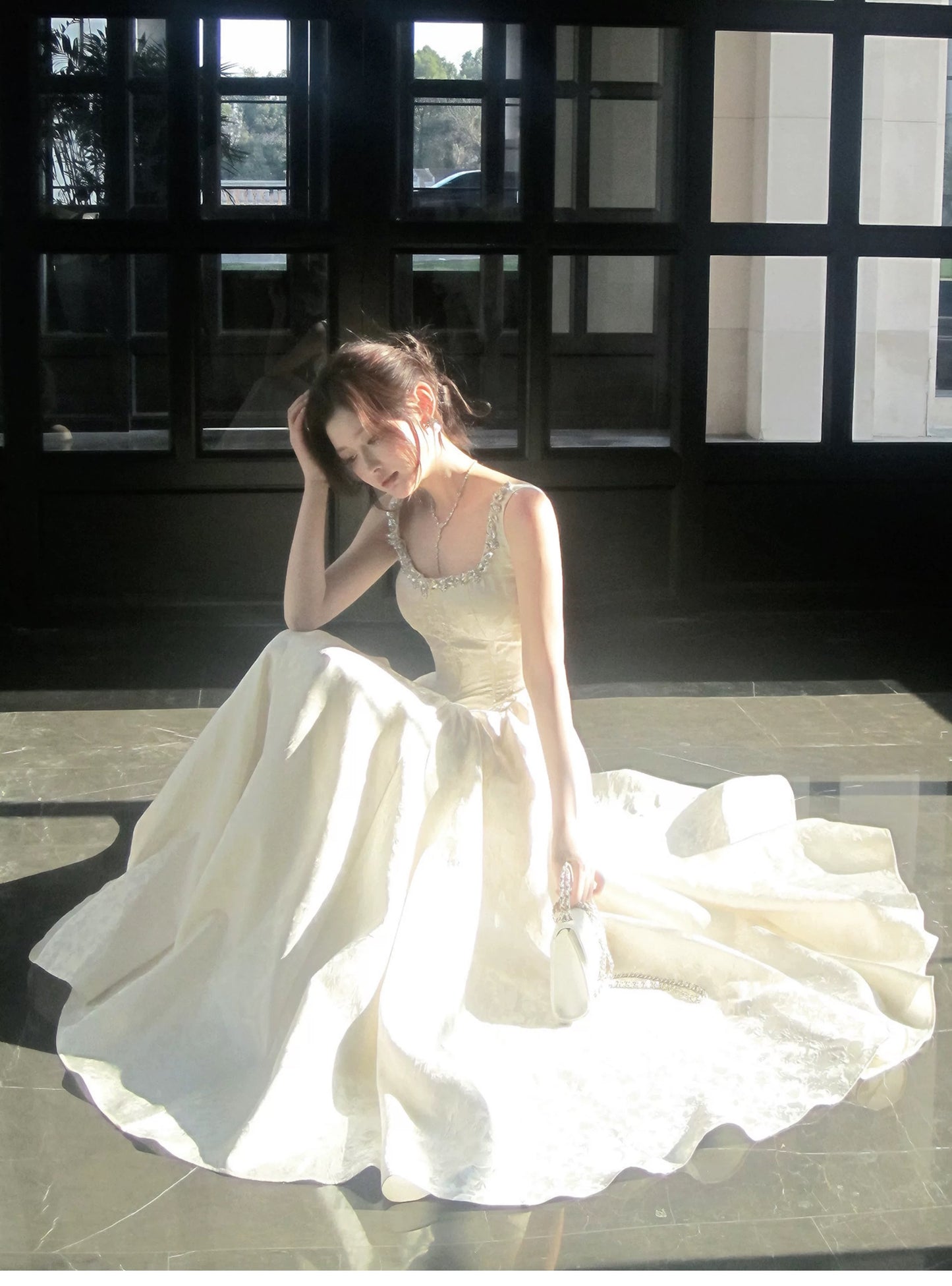 Einfaches A-Linien-Kleid mit eckigem Ausschnitt aus elfenbeinfarbenem Satin, inspiriert von langen Hochzeitsgastkleidern N2053