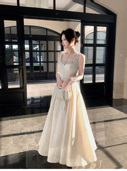 Einfaches A-Linien-Kleid mit eckigem Ausschnitt aus elfenbeinfarbenem Satin, inspiriert von langen Hochzeitsgastkleidern N2053