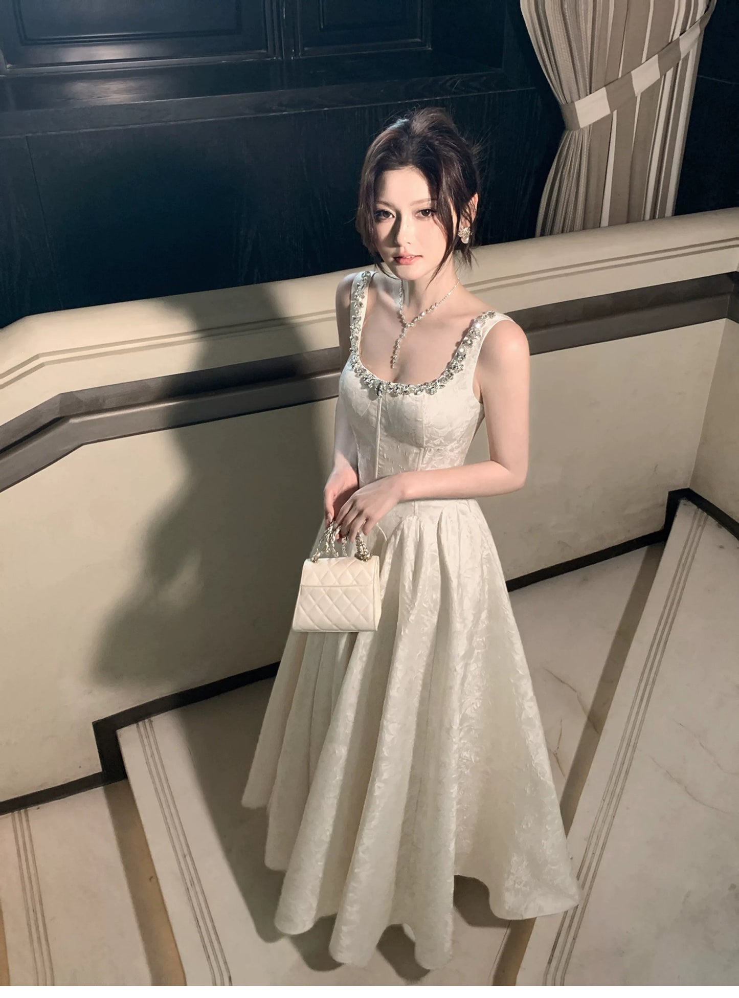 Einfaches A-Linien-Kleid mit eckigem Ausschnitt aus elfenbeinfarbenem Satin, inspiriert von langen Hochzeitsgastkleidern N2053