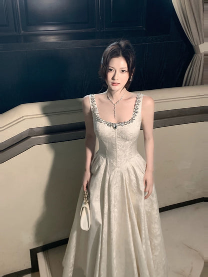 Einfaches A-Linien-Kleid mit eckigem Ausschnitt aus elfenbeinfarbenem Satin, inspiriert von langen Hochzeitsgastkleidern N2053