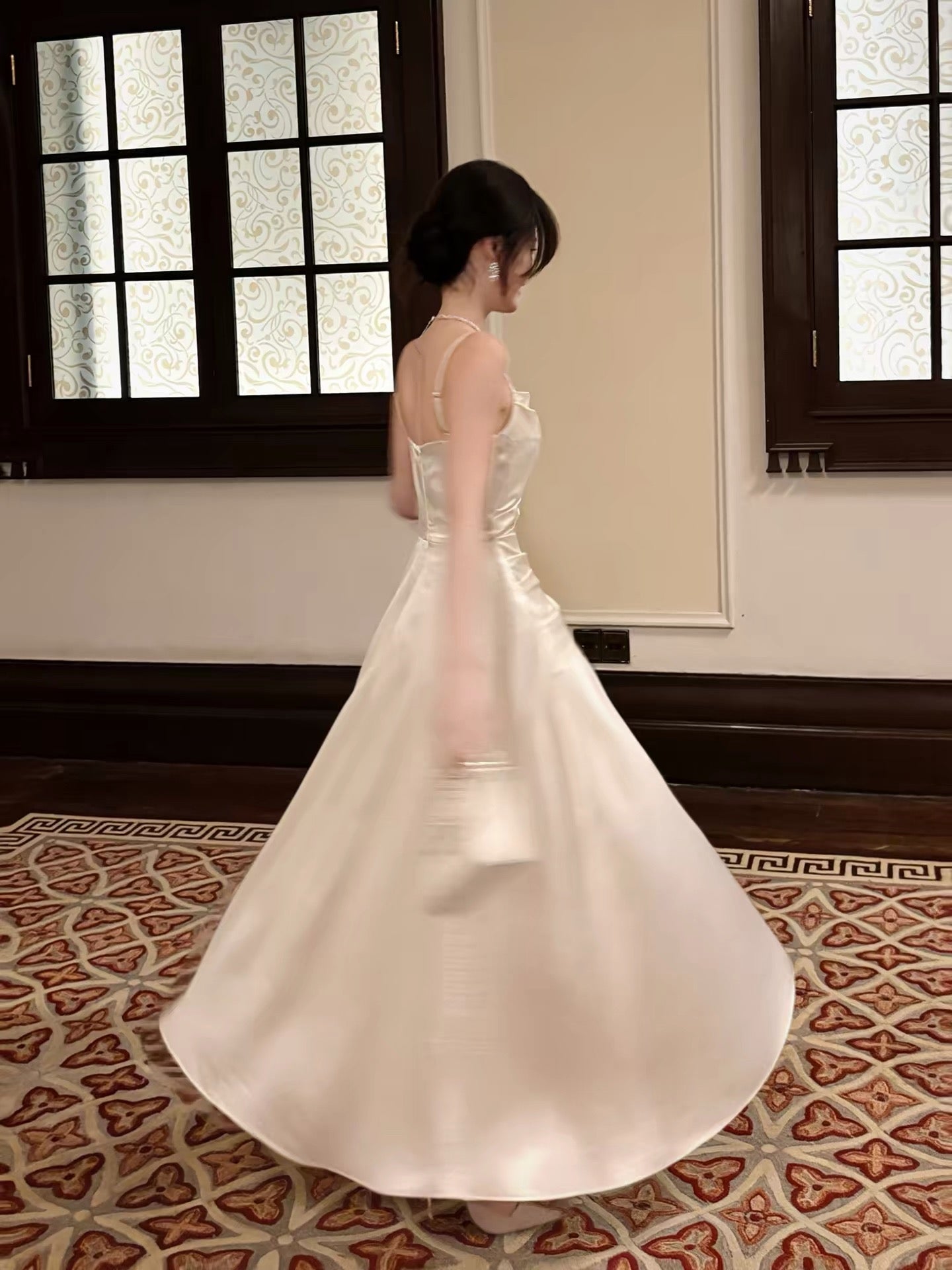 Robe longue de soirée de mariage pour invitée en satin champagne, coupe simple évasée, à fines bretelles, inspiration N2058