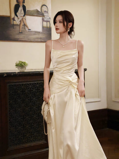 Robe longue de soirée de mariage pour invitée en satin champagne, coupe simple évasée, à fines bretelles, inspiration N2058