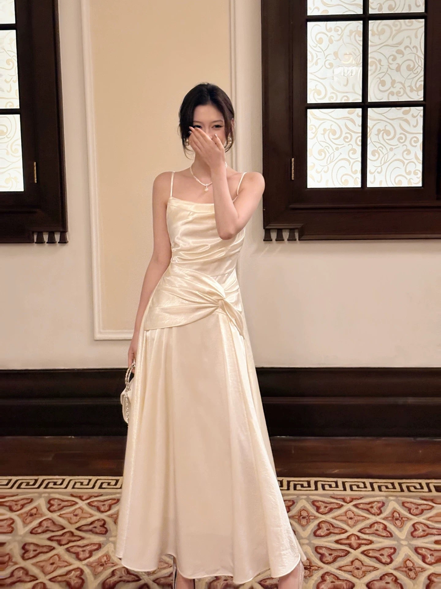 Robe longue de soirée de mariage pour invitée en satin champagne, coupe simple évasée, à fines bretelles, inspiration N2058