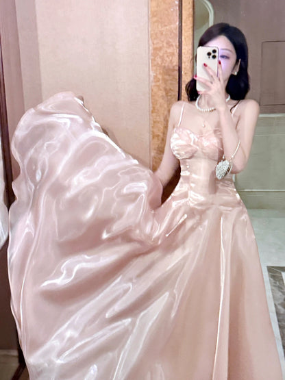 Schlichtes A-Linien-Spaghetti-Träger-Kleid aus pinkfarbenem Satin – Inspiration für lange Brautjungfernkleider N2059