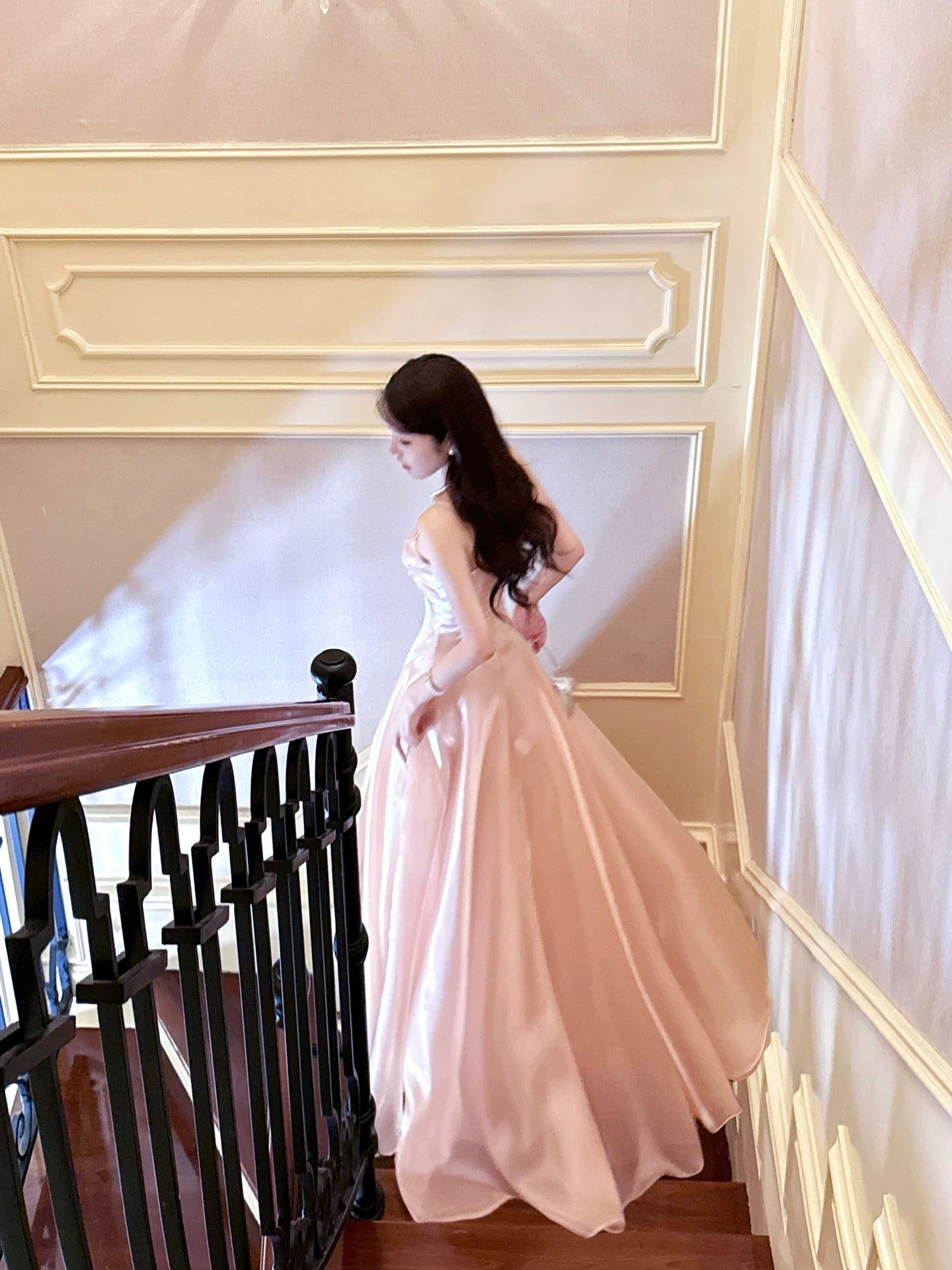 Schlichtes A-Linien-Spaghetti-Träger-Kleid aus pinkfarbenem Satin – Inspiration für lange Brautjungfernkleider N2059