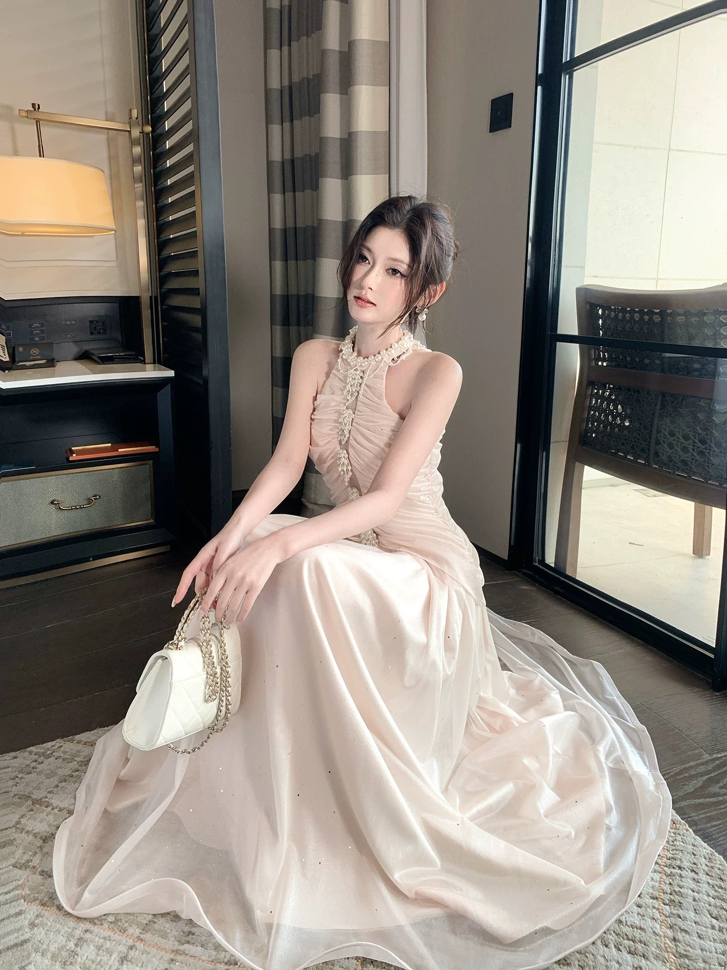 Einfaches A-Linien-Neckholder-Chiffon-Plissee-Inspiration langes Hochzeits-Gastkleid N2089