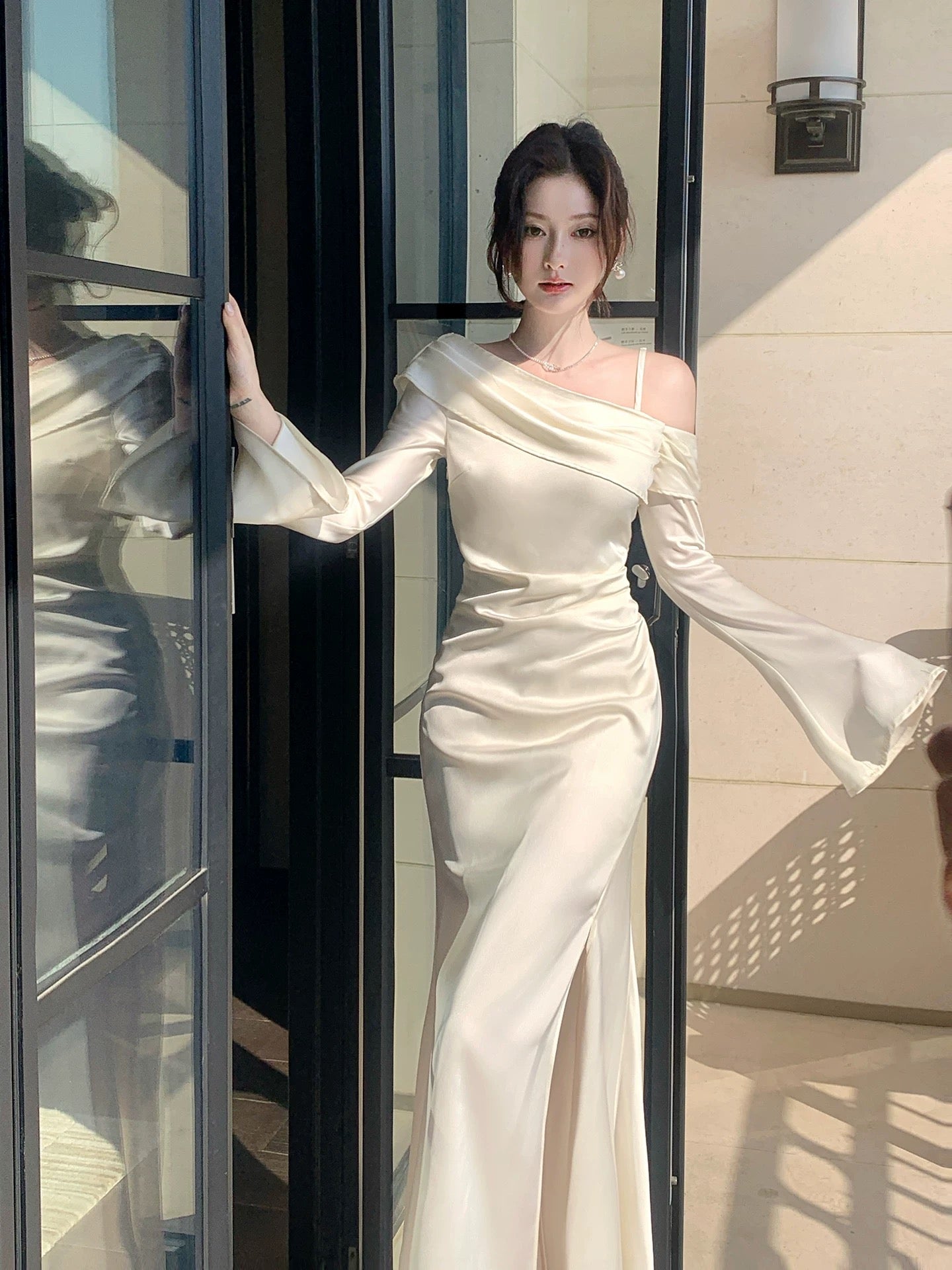 Robe de Soirée Simple pour Mariage ou Invité, Coupe Sirène, Épaules Dénudées, Manches Longues en Satin Blanc Inspiration N2181