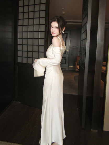 Robe de Soirée Simple pour Mariage ou Invité, Coupe Sirène, Épaules Dénudées, Manches Longues en Satin Blanc Inspiration N2181
