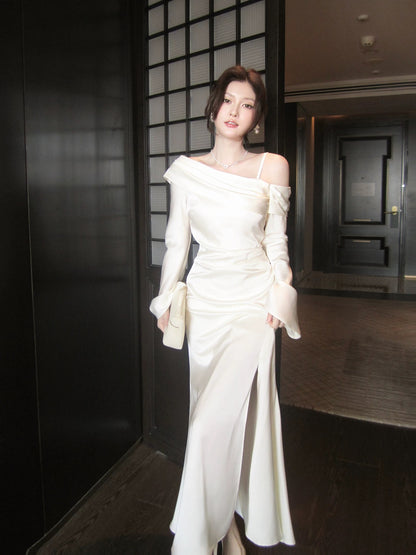Robe de Soirée Simple pour Mariage ou Invité, Coupe Sirène, Épaules Dénudées, Manches Longues en Satin Blanc Inspiration N2181