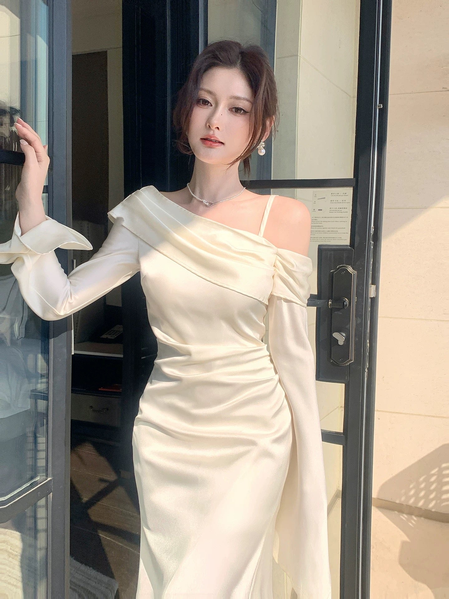 Robe de Soirée Simple pour Mariage ou Invité, Coupe Sirène, Épaules Dénudées, Manches Longues en Satin Blanc Inspiration N2181