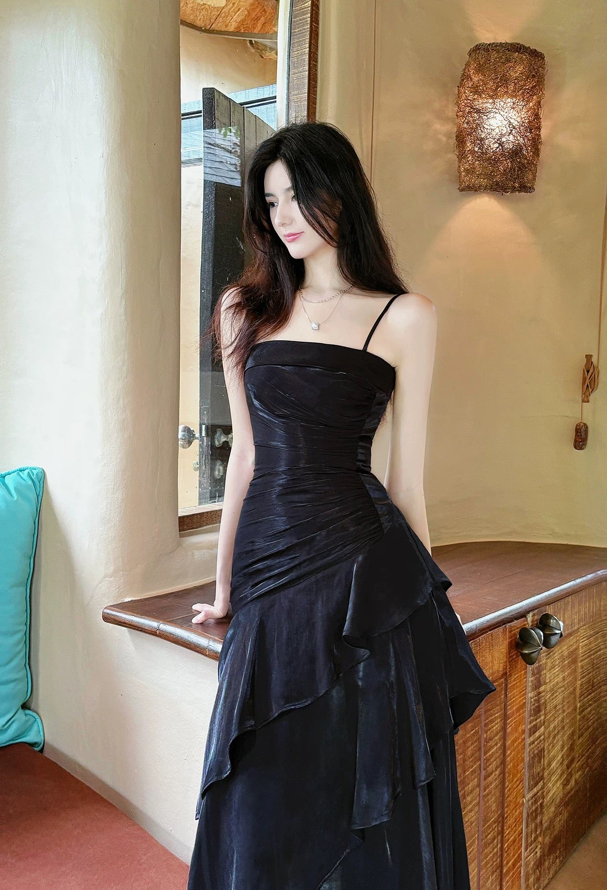 Robe de bal de sirène chic à bretelles spaghetti noires en satin à volants pour femmes et adolescentes N2182