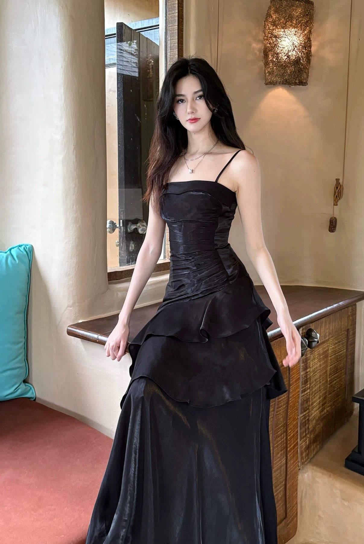 Robe de bal de sirène chic à bretelles spaghetti noires en satin à volants pour femmes et adolescentes N2182
