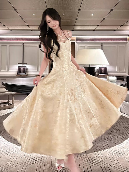 Robe de Soirée Chic en Satin Coupe Droite à Bretelles Fines N2191 - Inspiration Printemps