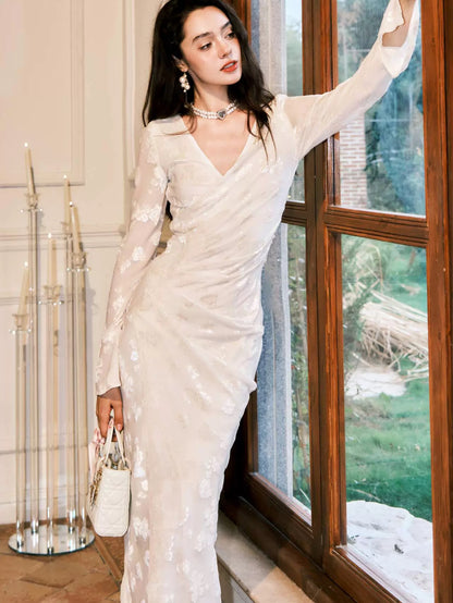 Robe de mariée de sirène mignonne à col en V en velours blanc à manches longues printemps été inspiration jardin N2198