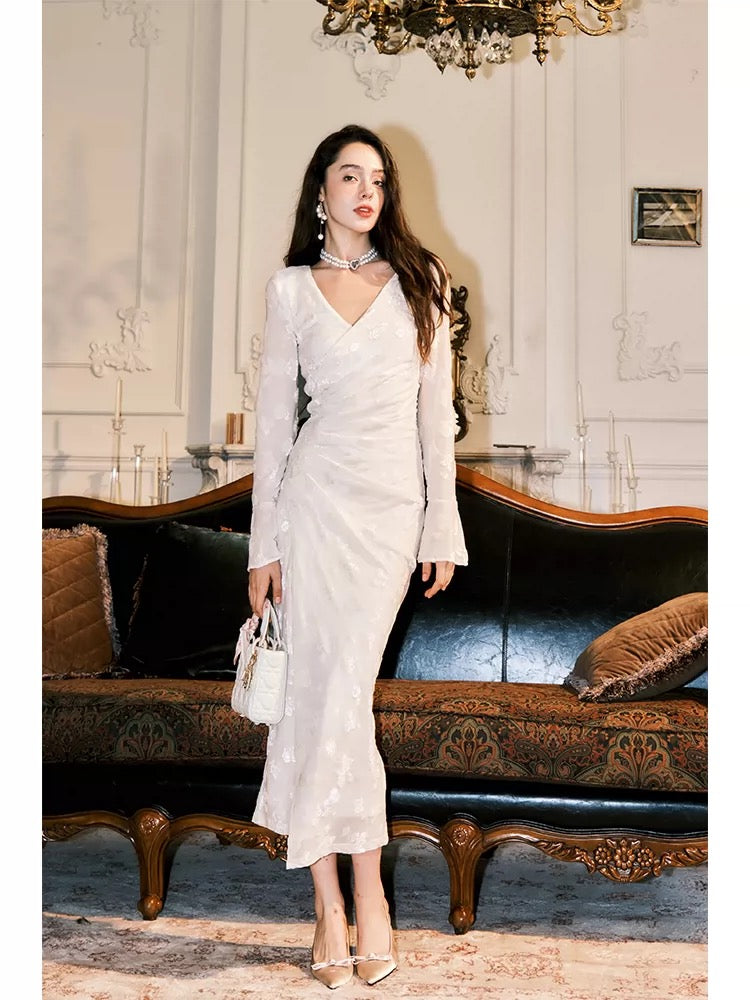 Robe de mariée de sirène mignonne à col en V en velours blanc à manches longues printemps été inspiration jardin N2198