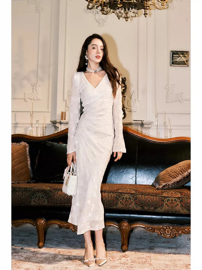 Robe de mariée de sirène mignonne à col en V en velours blanc à manches longues printemps été inspiration jardin N2198