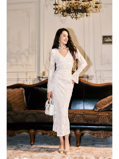 Robe de mariée de sirène mignonne à col en V en velours blanc à manches longues printemps été inspiration jardin N2198