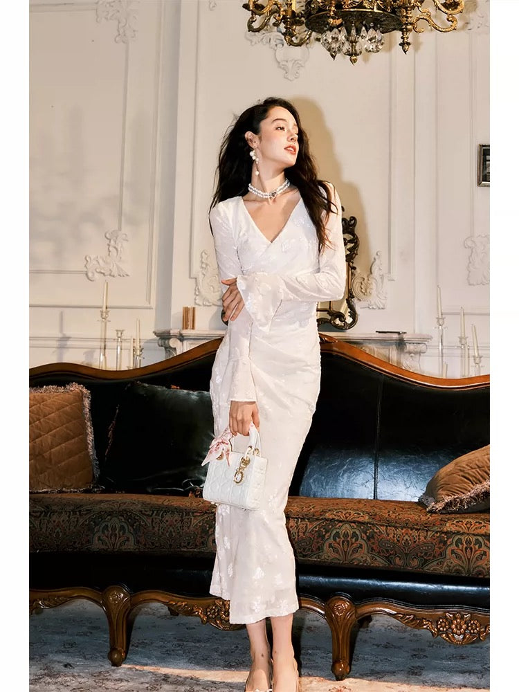 Robe de mariée de sirène mignonne à col en V en velours blanc à manches longues printemps été inspiration jardin N2198