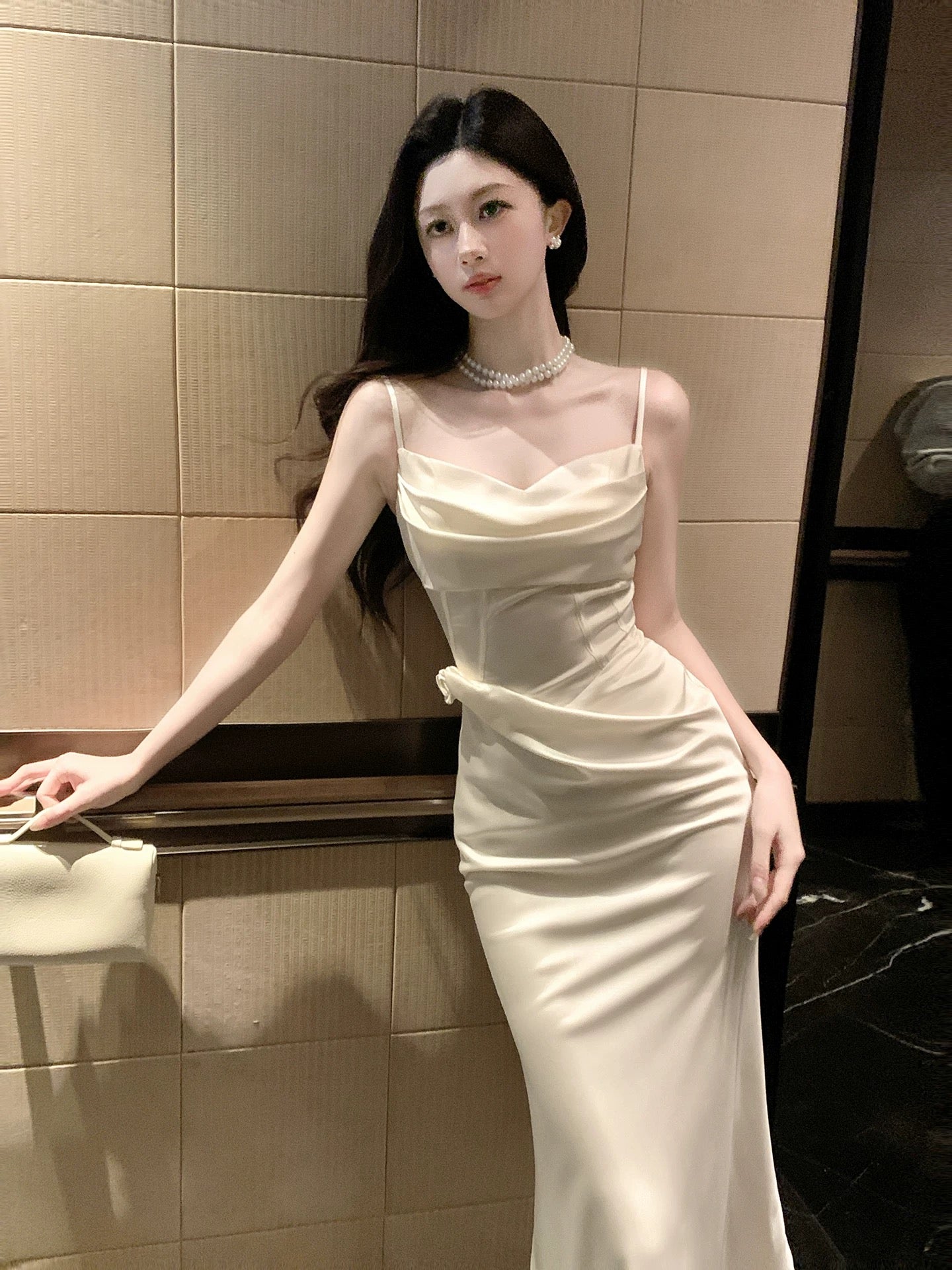Mignonne Robe d'Invitée de Mariage Bretelles Spaghetti en Satin Ivoire Longue Style Sirène pour Plage Printemps Été Jardin Inspiration N2201