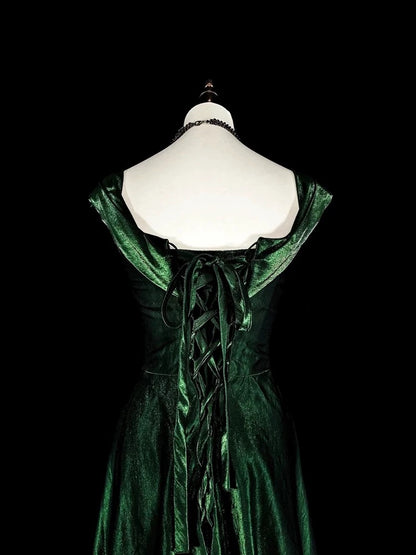Robe de bal longue vintage en velours vert foncé à volants, coupe trapèze, décolleté cœur, idéale pour les lycéennes et les adolescentes (réf. N1672).