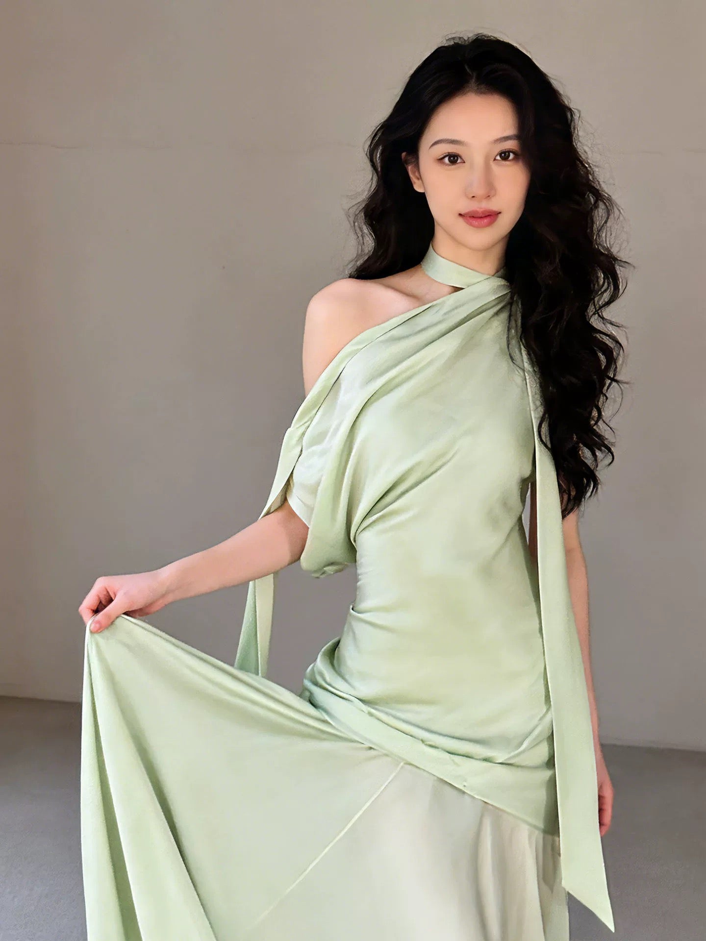 Robe de mariée longue style sirène classique asymétrique en satin vert sauge, inspiration N1673