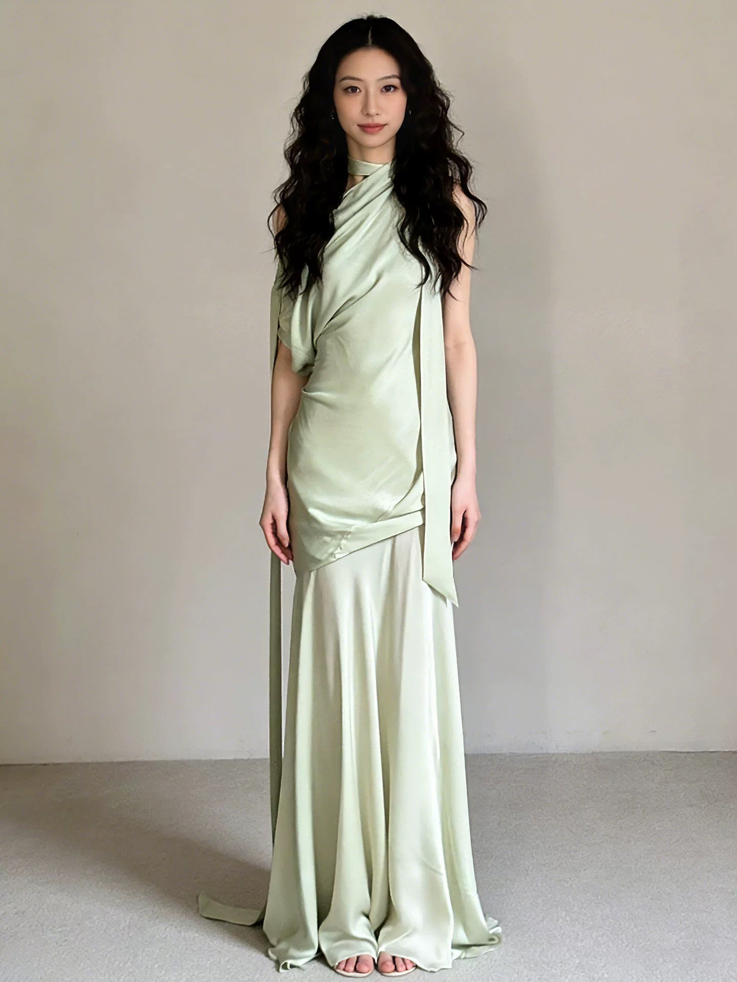 Robe de mariée longue style sirène classique asymétrique en satin vert sauge, inspiration N1673