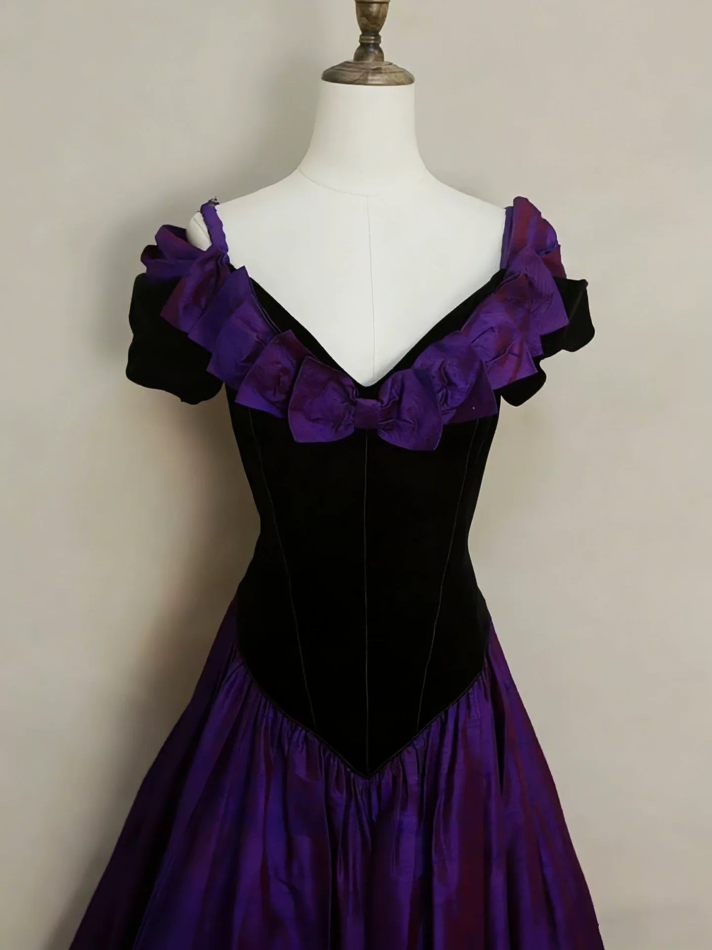 Magnifique robe de bal violette à épaules dénudées et volants, idéale pour les lycéennes, les adolescentes et les jeunes filles. Robe de fin d'année N1683