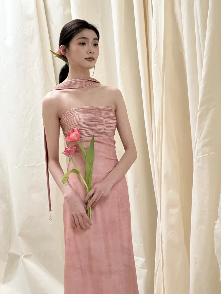 Robe longue classique en satin rose, bustier, coupe trapèze, ornée de volants et d'un foulard, idéale pour les invitées de mariage (N1690)