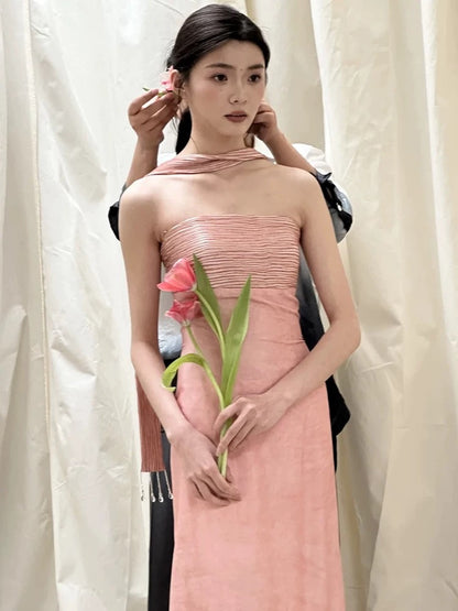 Robe longue classique en satin rose, bustier, coupe trapèze, ornée de volants et d'un foulard, idéale pour les invitées de mariage (N1690)
