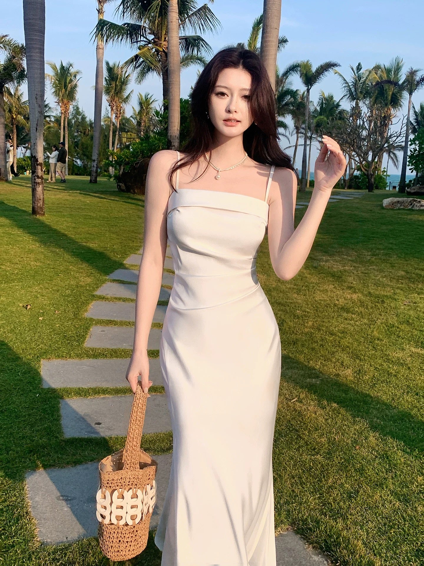 Bescheidene Meerjungfrau Spaghetti-Träger Weißes Satin Ärmelloses Frühling Sommer Event Outfits Hochzeitsgastkleider RB3849
