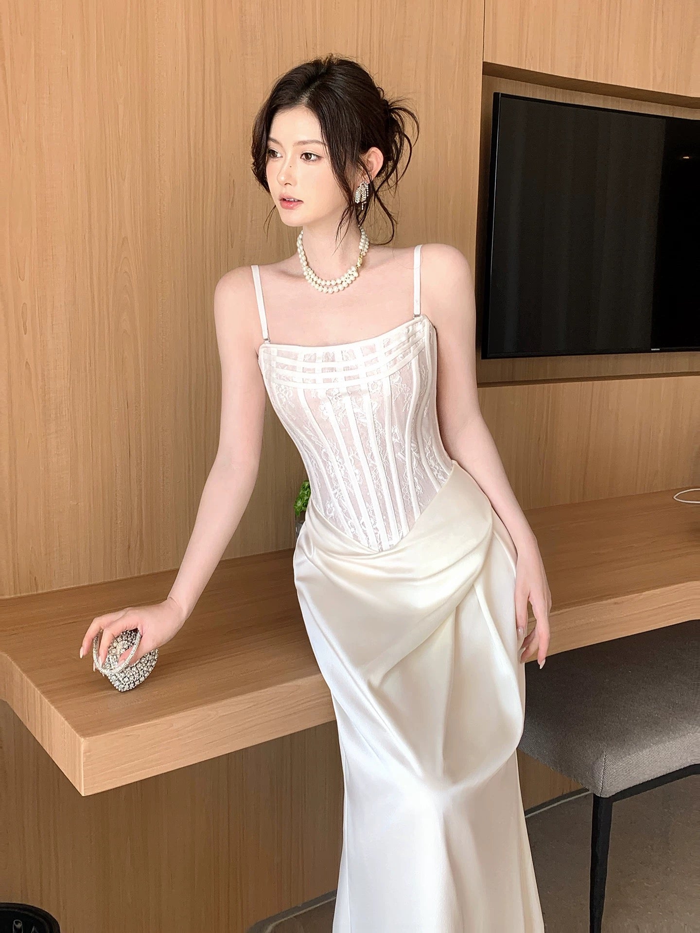 Schlichtes Meerjungfrau-Spaghettiträger-Kleid aus weißem Satin für formelle Abende auf Kreuzfahrtschiffen, Outfit zum 20. Geburtstag RB3874