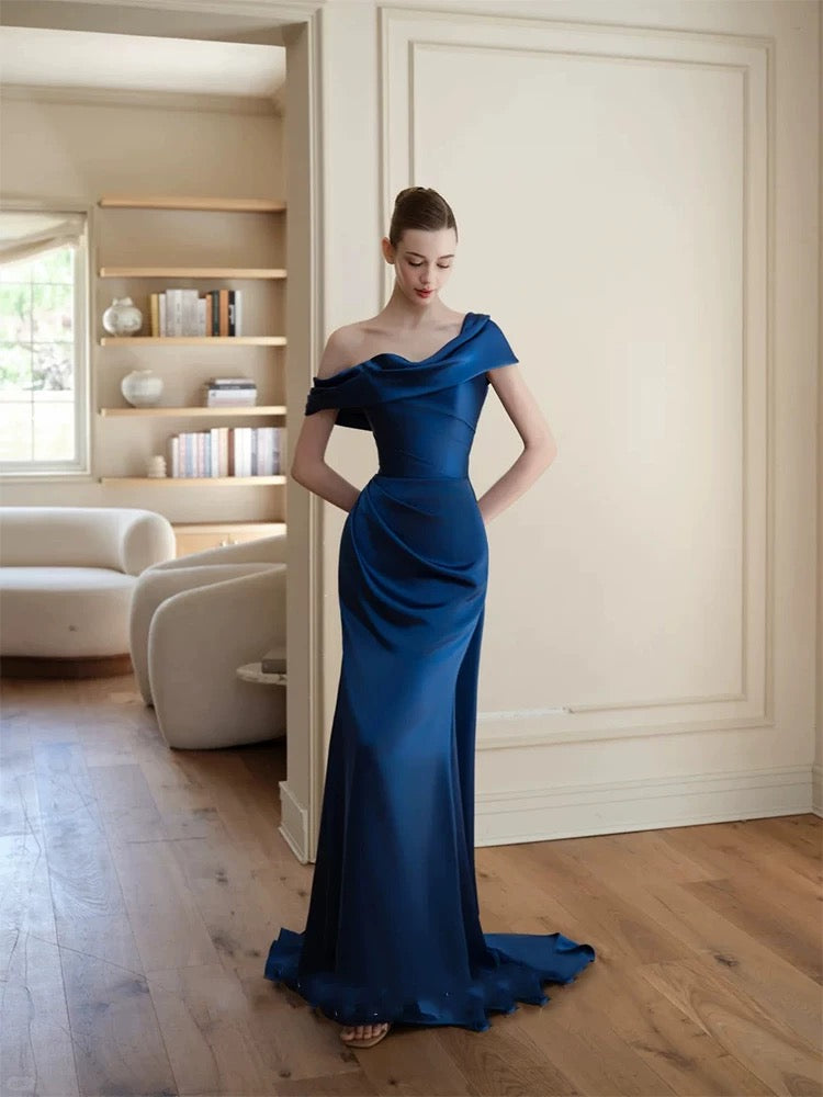 Bescheidene Abschlussballkleider Meerjungfrau One Shoulder Marineblau Satin mit Falten Langes Abendkleid N3160