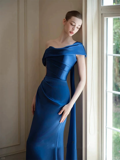 Bescheidene Abschlussballkleider Meerjungfrau One Shoulder Marineblau Satin mit Falten Langes Abendkleid N3160