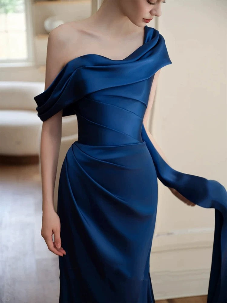 Bescheidene Abschlussballkleider Meerjungfrau One Shoulder Marineblau Satin mit Falten Langes Abendkleid N3160