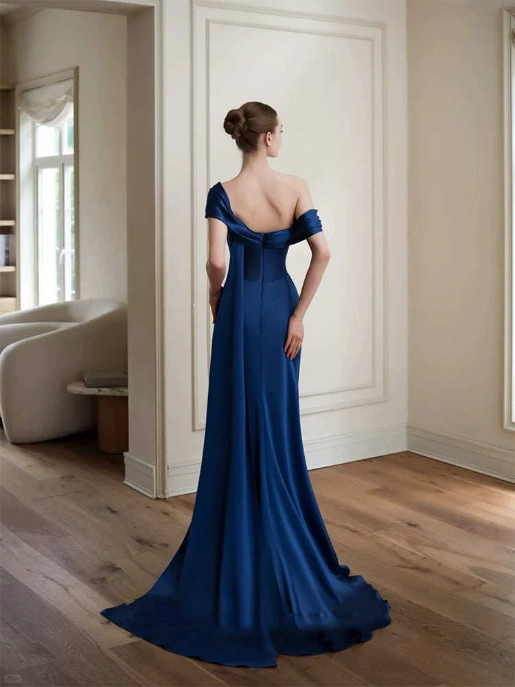 Bescheidene Abschlussballkleider Meerjungfrau One Shoulder Marineblau Satin mit Falten Langes Abendkleid N3160