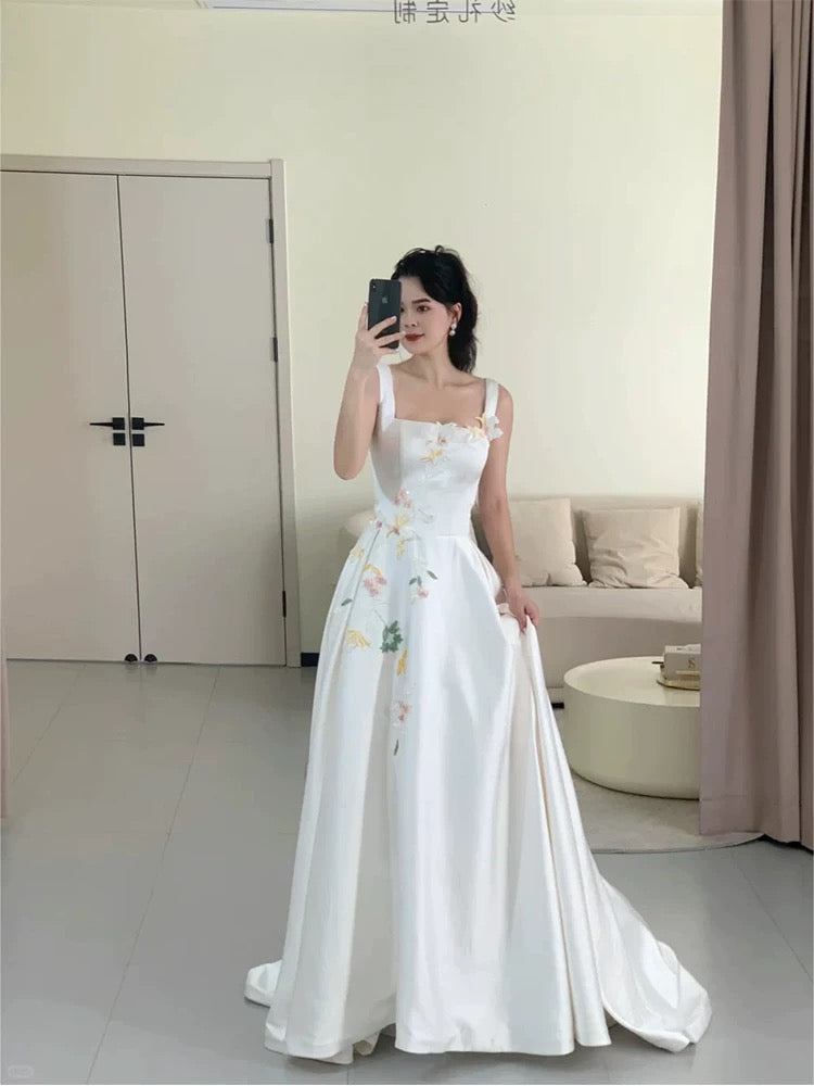 Robe de Soirée Longue de Mariage Formelle Modeste en Satin Blanc Coupe Droite Col Carré Printemps Été N3491