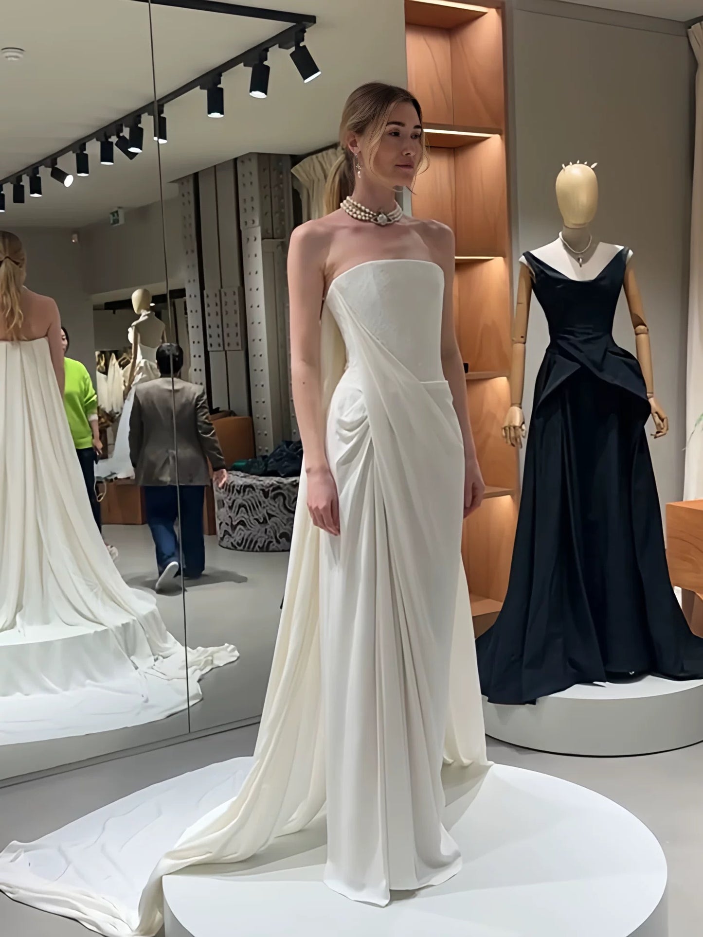 Robes de mariée romantiques Sirène Bustier Satin Blanc Fendue Style Français Robe de Mariée Jardin d'été N3936