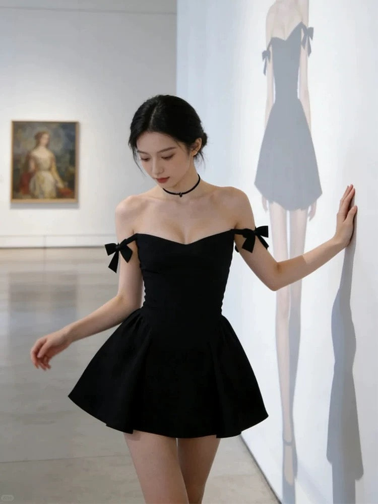 Robe de soirée courte noire à bretelles spaghetti et décolleté simple pour cocktail ou bal de promo N3954