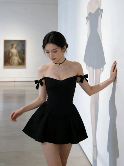 Robe de soirée courte noire à bretelles spaghetti et décolleté simple pour cocktail ou bal de promo N3954