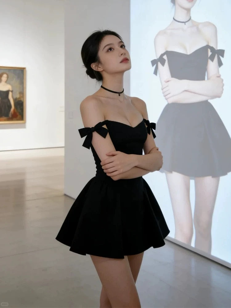 Robe de soirée courte noire à bretelles spaghetti et décolleté simple pour cocktail ou bal de promo N3954