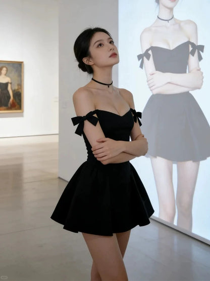 Robe de soirée courte noire à bretelles spaghetti et décolleté simple pour cocktail ou bal de promo N3954