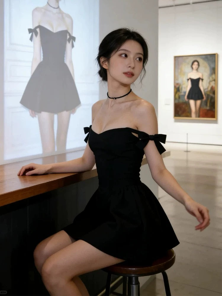 Robe de soirée courte noire à bretelles spaghetti et décolleté simple pour cocktail ou bal de promo N3954