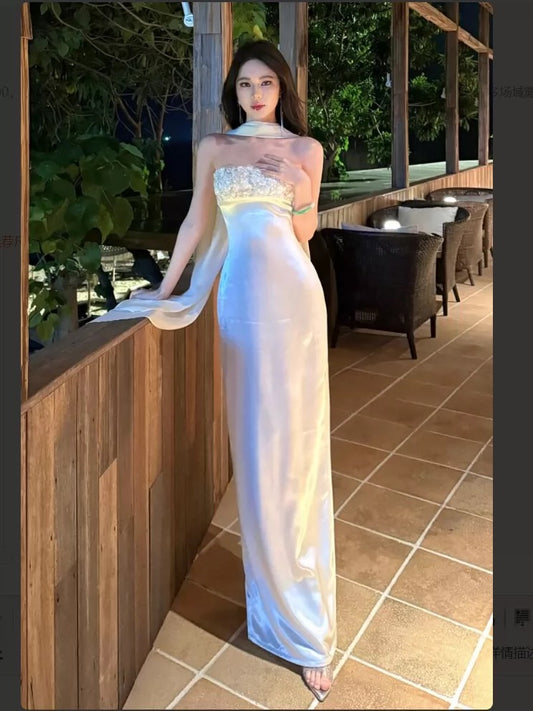Einfache Ballkleider Scheide Trägerlos Weißer Satin mit Schal Abendkleid Formelles Langes Kleid N3996