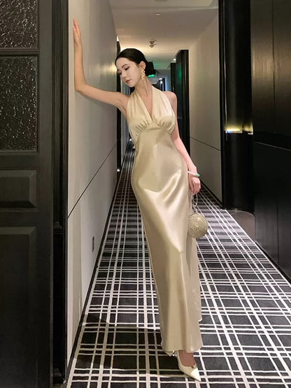 Bescheidenes Meerjungfrauen-Neckholder-Knielanges Champagner-Outfit für den 21. Geburtstag Elegante Sommer-formelle Hochzeitsgastkleider N3999