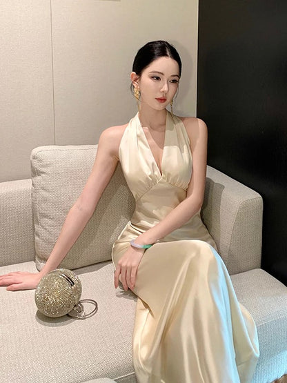 Bescheidenes Meerjungfrauen-Neckholder-Knielanges Champagner-Outfit für den 21. Geburtstag Elegante Sommer-formelle Hochzeitsgastkleider N3999
